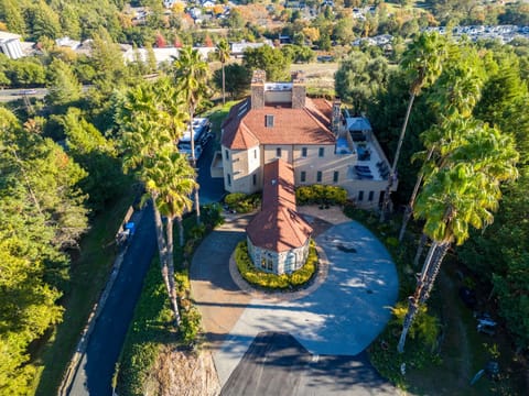 Property building, Day, Neighbourhood, Natural landscape, Bird's eye view, Location, Parking