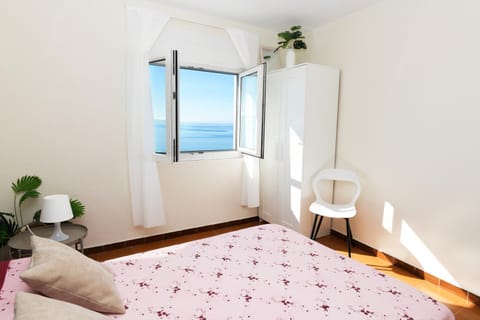 Bed, Natural landscape, Photo of the whole room, Bedroom, Sea view