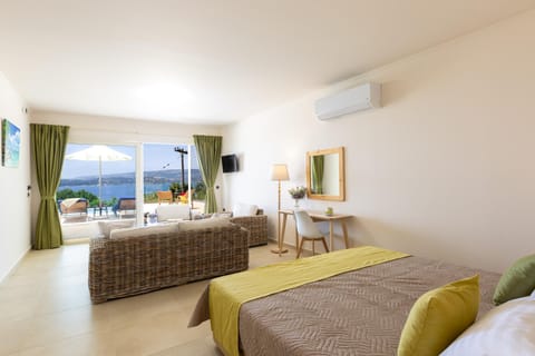 Bed, Natural landscape, TV and multimedia, Photo of the whole room, Seating area, Bedroom, Sea view, air conditioner