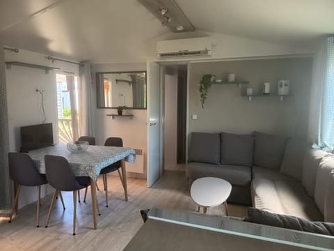TV and multimedia, Kitchen or kitchenette, Living room, Seating area, Dining area, Sunrise, air conditioner