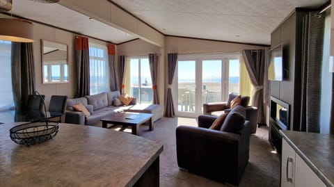 South Beach Lodge, Seafront Views House in Selsey