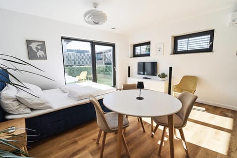 Bed, TV and multimedia, Living room, Photo of the whole room, Dining area, Bedroom