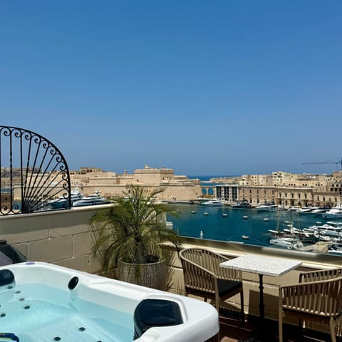 Nearby landmark, Day, Natural landscape, Hot Tub, Sea view