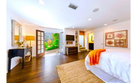 Bed, Hot Tub, TV and multimedia, Spa and wellness centre/facilities, Photo of the whole room, Bedroom