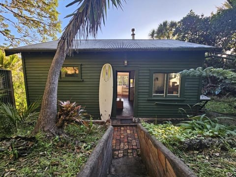 Classic Piha Bach - Seaview Road House in Auckland