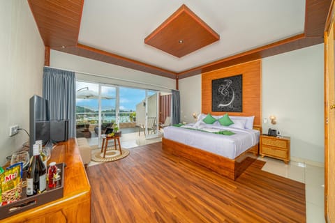 Bed, Natural landscape, Hot Tub, TV and multimedia, Photo of the whole room, Bedroom, Landmark view, Sea view, Drinks, Alcoholic drinks, towels, wardrobe