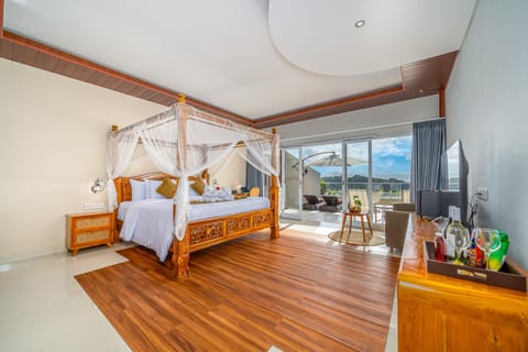 Bed, Natural landscape, TV and multimedia, View (from property/room), Balcony/Terrace, Photo of the whole room, Bedroom, City view, Landmark view, Sea view, Drinks, Alcoholic drinks, minibar, towels
