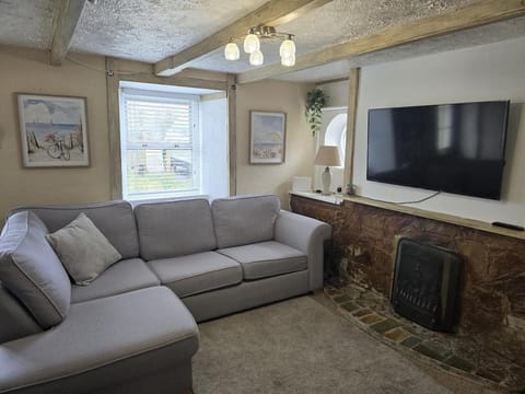 Cosy Cottage Close to the Beach with Hot Tub House in Redruth