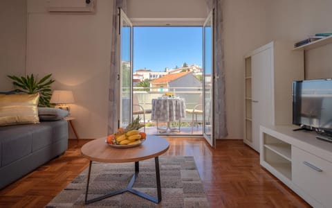 TV and multimedia, Balcony/Terrace, Living room