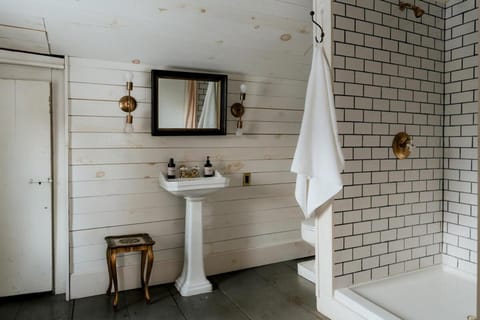 Book Village Inn - Dickinson Room Queen Bed Apartment in Hobart