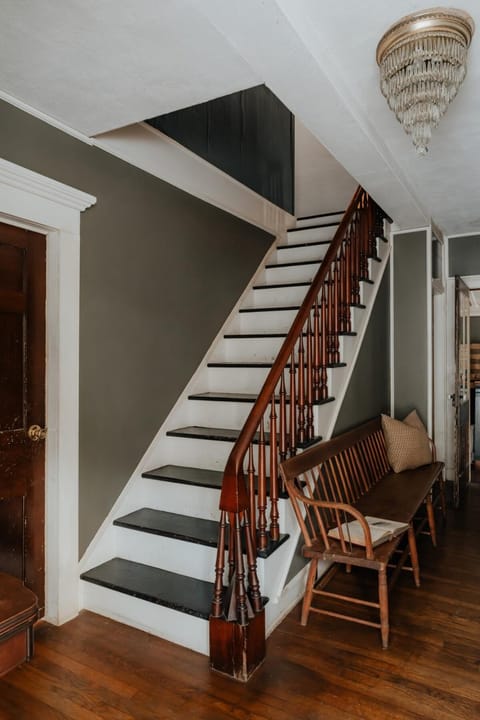 Book Village Inn - Dickinson Room Queen Bed Apartment in Hobart