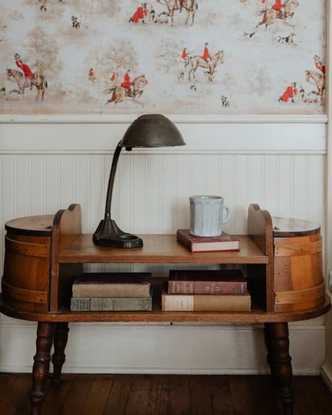 Book Village Inn - Twain Room Queen Bed Apartment in Hobart