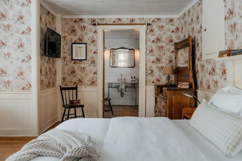 Book Village Inn - Twain Room Queen Bed Apartment in Hobart