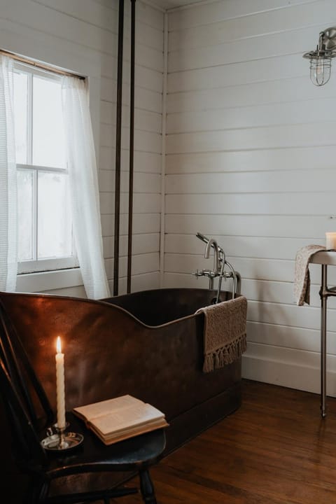 Book Village Inn - Twain Room Queen Bed Apartment in Hobart