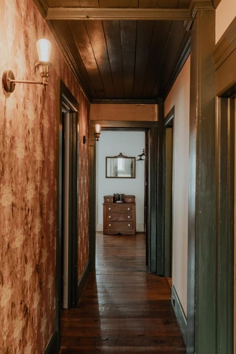 Book Village Inn - Fitzgerald Room King Bed Apartment in Hobart