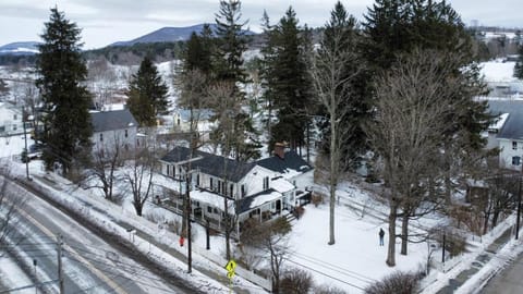 Book Village Inn - Fitzgerald Room King Bed Apartment in Hobart