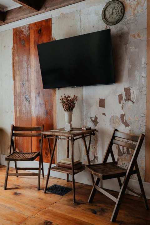 Book Village Inn - Fitzgerald Room King Bed Apartment in Hobart