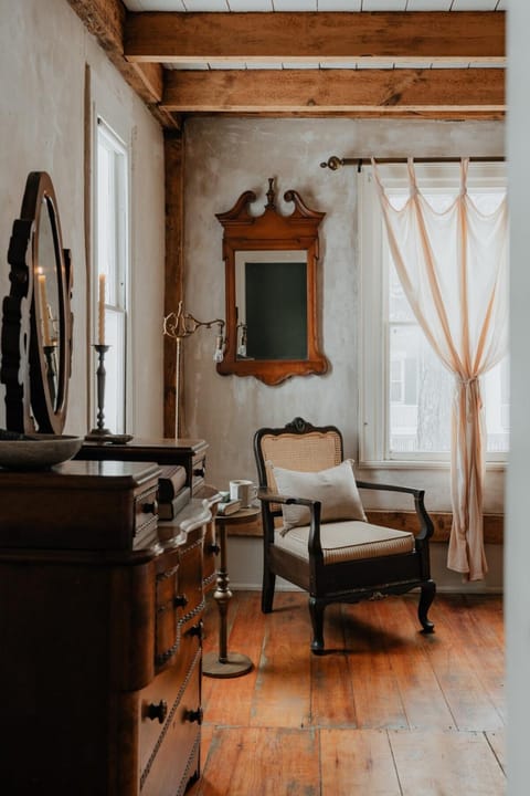 Book Village Inn - Hemingway Room King Bed Apartment in Hobart