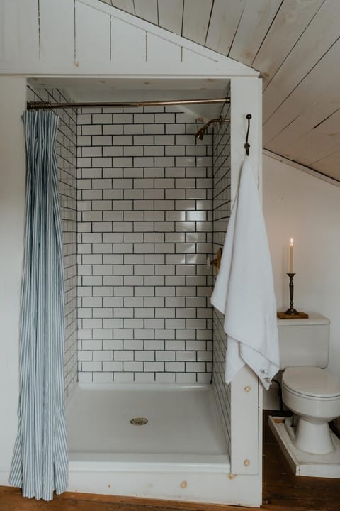 Book Village Inn - Hemingway Room King Bed Apartment in Hobart