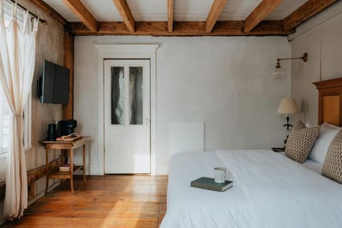 Book Village Inn - Hemingway Room King Bed Apartment in Hobart