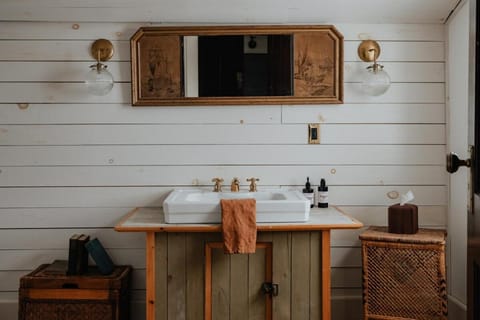 Book Village Inn - Hemingway Room King Bed Apartment in Hobart