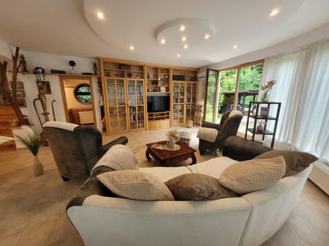 Communal lounge/ TV room, TV and multimedia, Living room, Seating area