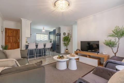 TV and multimedia, Living room, Seating area, Evening entertainment