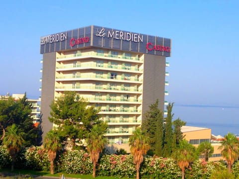 Casino, Tennis court