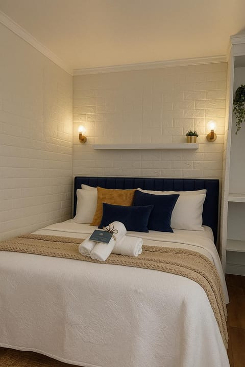 Bed, People, BBQ facilities, Garden, Balcony/Terrace, Photo of the whole room, Bedroom, Text overlay, Street view, Area and facilities, Lunch, Quiet street view, furniture, locker, stove, towels, wardrobe, kitchen, air conditioner