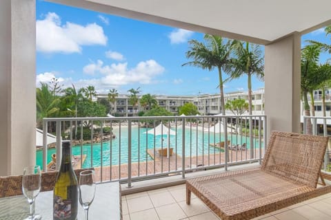 View (from property/room), Balcony/Terrace, Pool view, sunbed