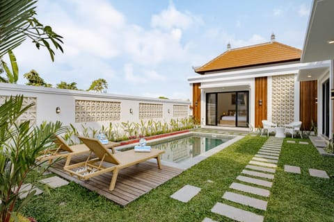 Property building, Patio, Spring, Day, Natural landscape, Garden, Garden view, Pool view, Swimming pool, sunbed