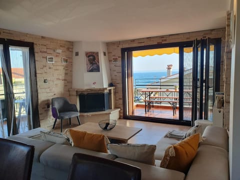 Teo`s Seaview Specious Apartment, Nikiti near Harbor Apartment in Nikiti