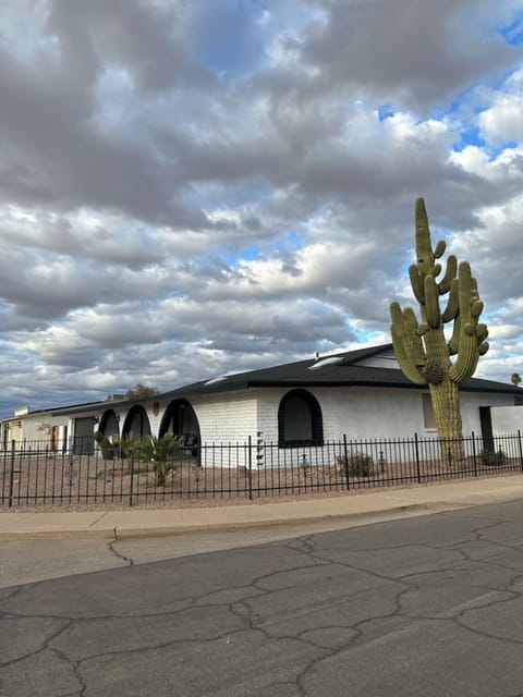 Sleek & Spacious Central Oasis House in Casa Grande