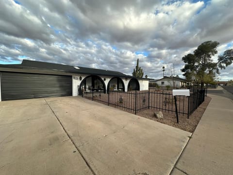 Sleek & Spacious Central Oasis House in Casa Grande