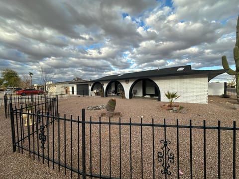 Sleek & Spacious Central Oasis House in Casa Grande