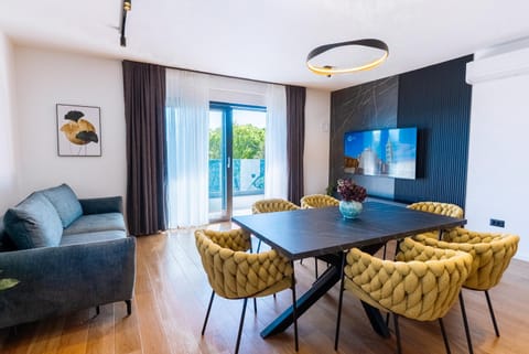 TV and multimedia, Living room, Seating area, Dining area