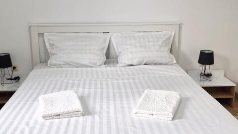 Bed, Photo of the whole room, Bedroom, towels