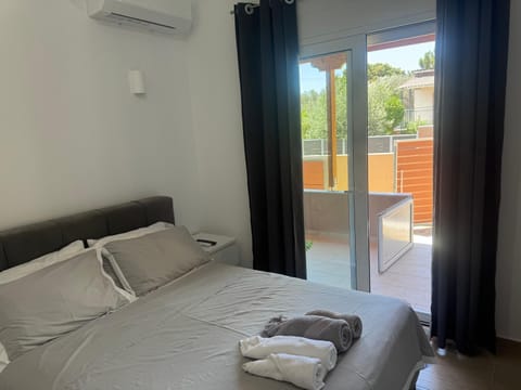 Bed, View (from property/room), Balcony/Terrace, Photo of the whole room, Bedroom, towels, air conditioner