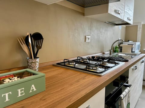 Coffee/tea facilities, Kitchen or kitchenette, stove, toaster