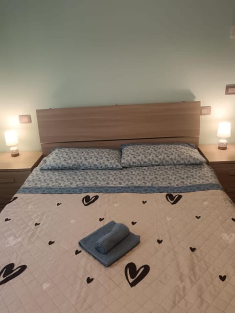 Photo of the whole room, Bedroom, towels