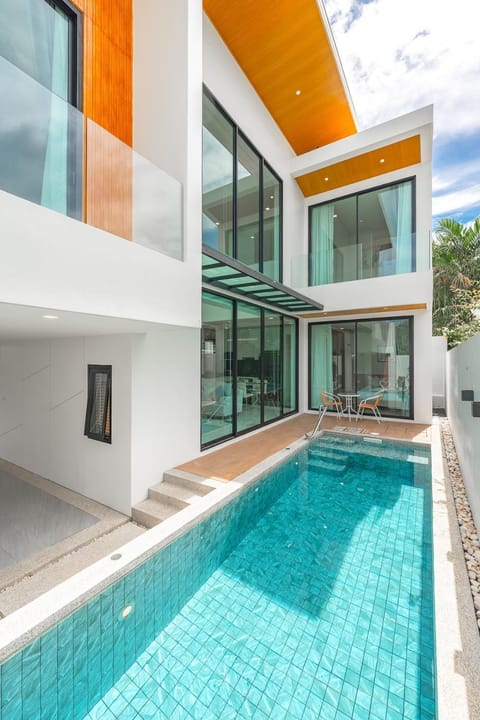 Property building, Day, Pool view, Swimming pool