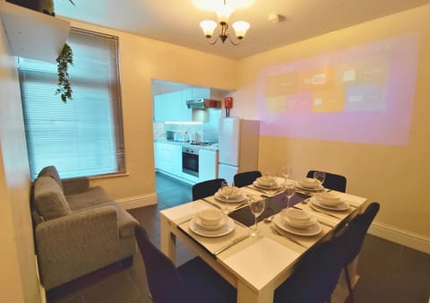 Kitchen or kitchenette, Seating area, Dining area