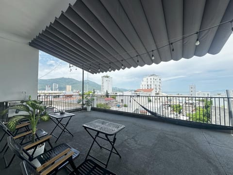 Day, Natural landscape, View (from property/room), Balcony/Terrace, Seating area, Dining area, Beach, Mountain view, Sea view