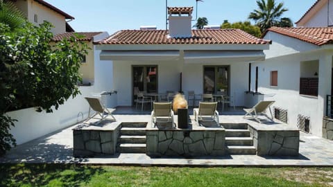 Property building, Patio, Day, Garden, Seating area, Garden view