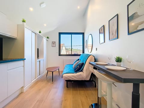 Bed, TV and multimedia, Kitchen or kitchenette, Living room, Seating area