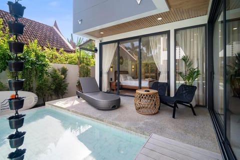 Property building, Patio, Garden view, Pool view, Swimming pool, sunbed
