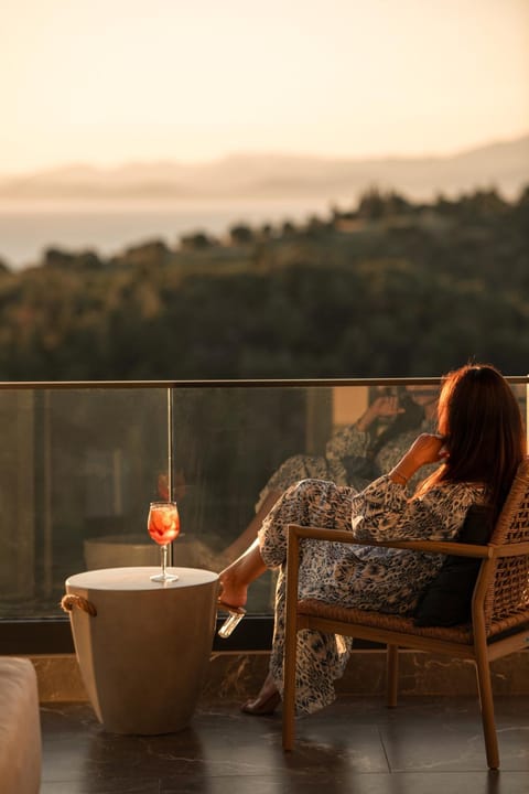 Natural landscape, View (from property/room), Balcony/Terrace, Seating area, Mountain view, Sea view