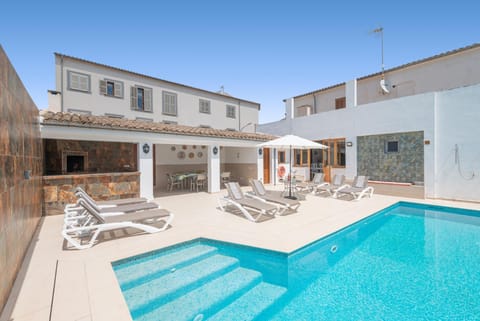 Property building, Swimming pool, sunbed