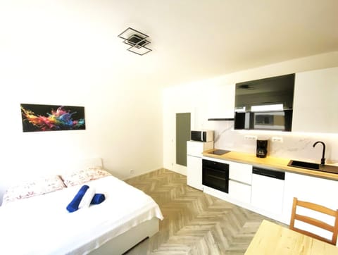 Bed, Kitchen or kitchenette, Bedroom, dishwasher, oven, stove