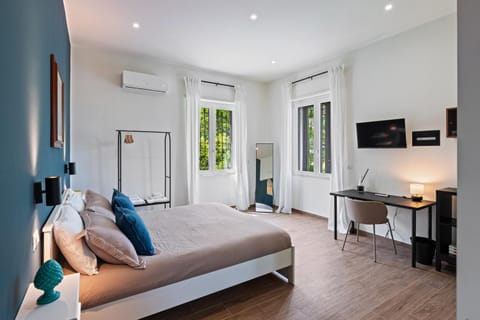 Bed, TV and multimedia, Photo of the whole room, Bedroom, air conditioner